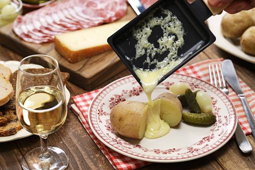 Où trouver le vin rouge parfait pour manger une raclette proche de Saint- Valéry-en-Caux 76 ?